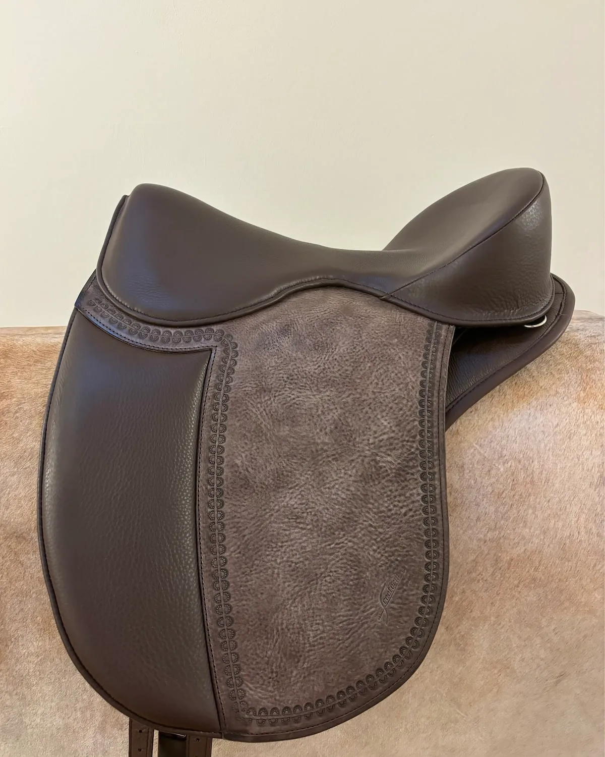Freeform Sattel – baumloser Dressursattel handgefertigt in Italien